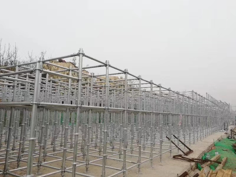 搭建腳手架橫向掃地桿與縱向掃地桿時，怎么設置好？ (圖1)
